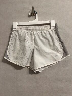 Nike Dri-FIT Tempo girls Mid-Rise running shorts featuring a star pattern gray L